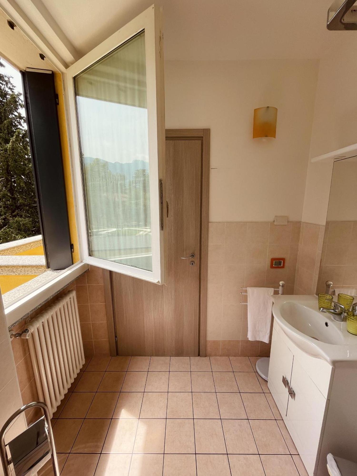 Montebello Lecco Room photo